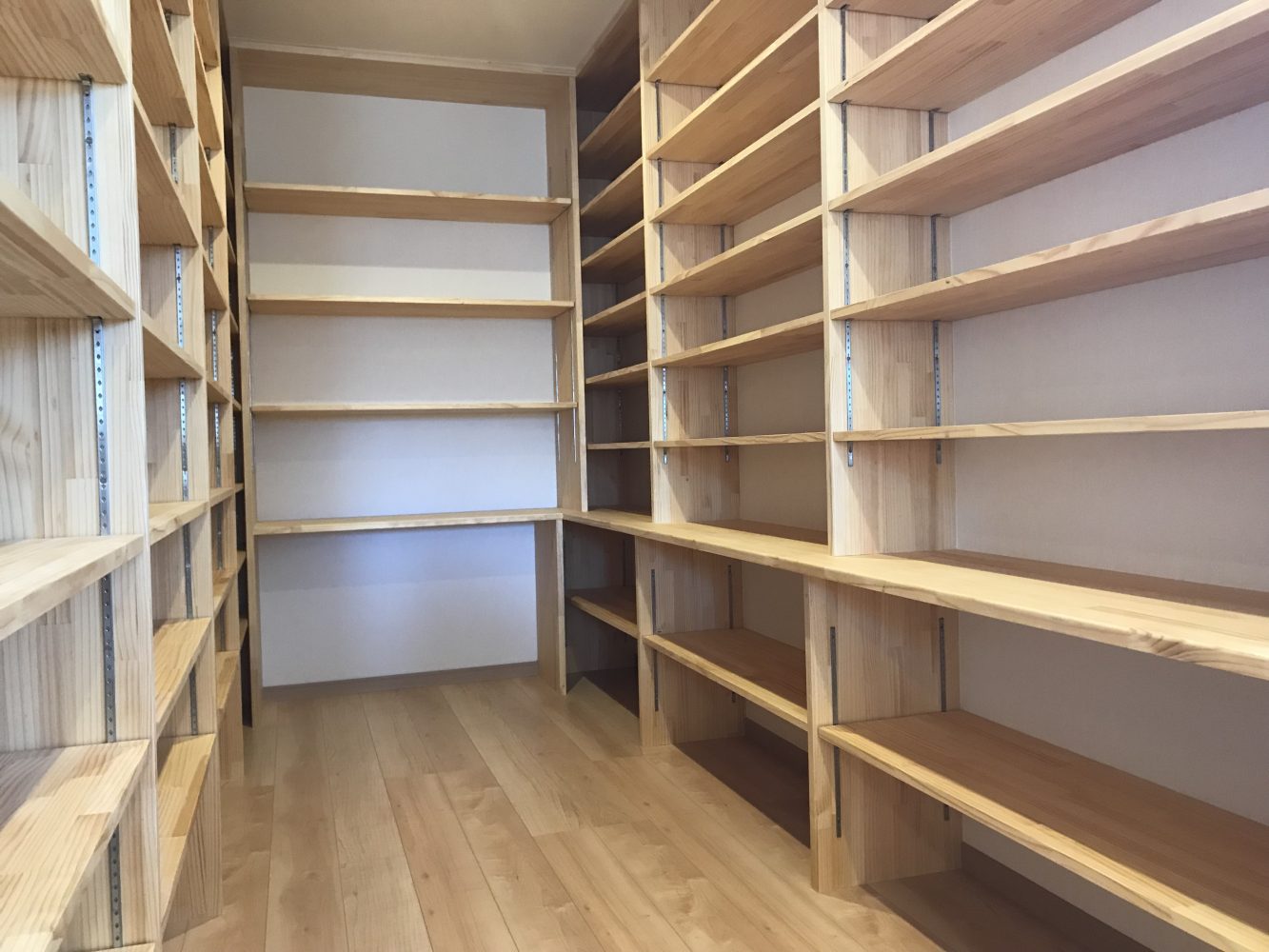 大容量の本棚とこだわりの収納空間